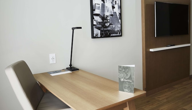 Radisson Hotel Agra - Guest room desk