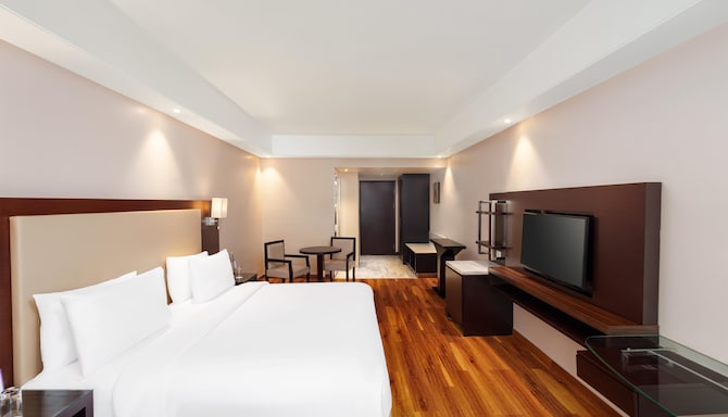 Radisson Hotel Agra - Executive Bedroom Reverse Taj View