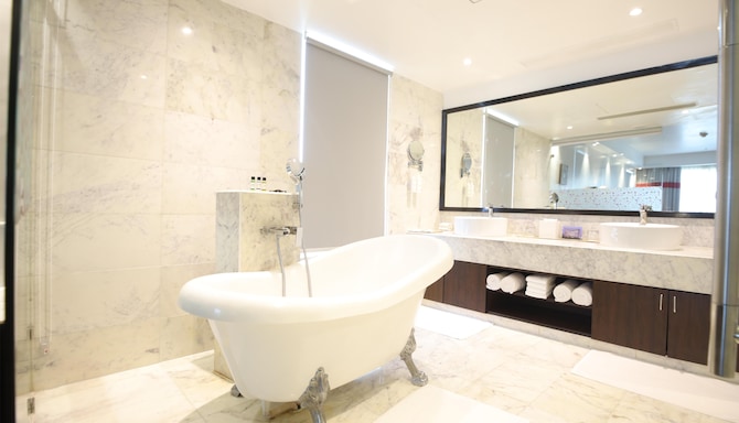 Radisson Hotel Agra - Suite Bathroom