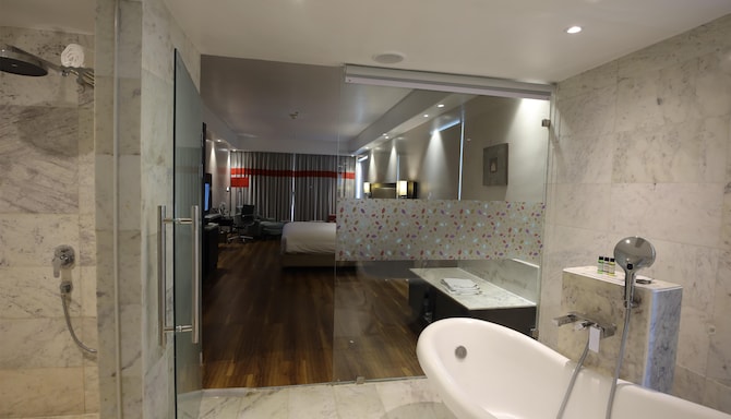 Radisson Hotel Agra - Suite Bathroom