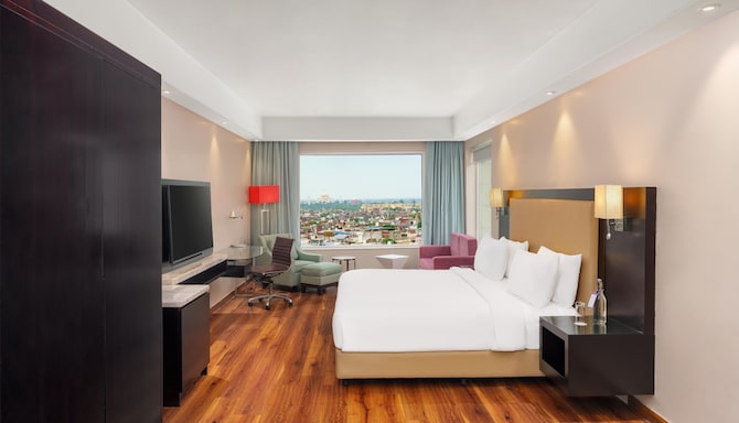 Radisson Hotel Agra - Suite Bedroom