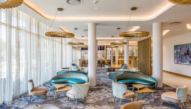 Radisson Hotel & Convention Centre Johannesburg OR Tambo - Bar and common area