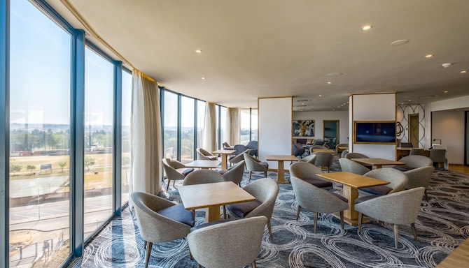 Radisson Hotel and Convention Centre OR Tambo Airport - Executive business lounge and breakfast area