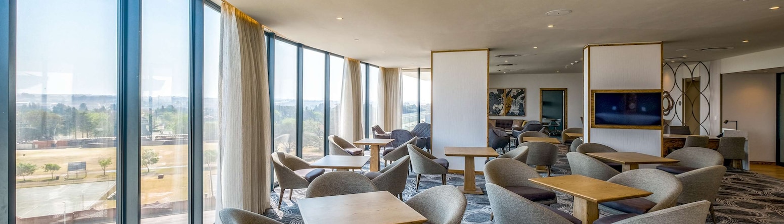 Radisson Hotel and Convention Centre OR Tambo Airport - Executive business lounge and breakfast area
