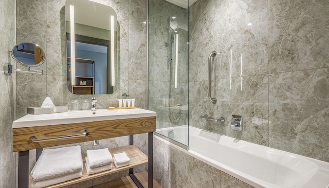 Radisson Hotel and Convention Centre OR Tambo Airport - Guest room - bathroom