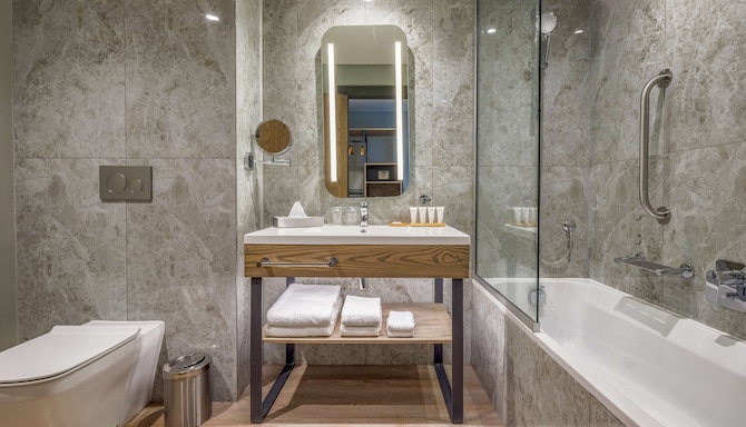 Radisson Hotel and Convention Centre OR Tambo Airport - Guest room - bathroom