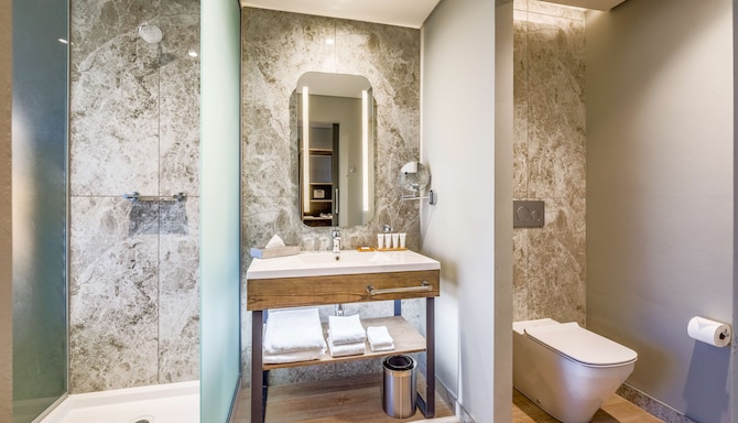 Radisson Hotel and Convention Centre OR Tambo Airport - Standard room - bathroom