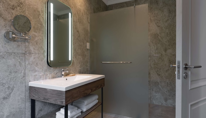 Radisson Hotel and Convention Centre OR Tambo Airport - Boutique Building - Premium Room bathroom