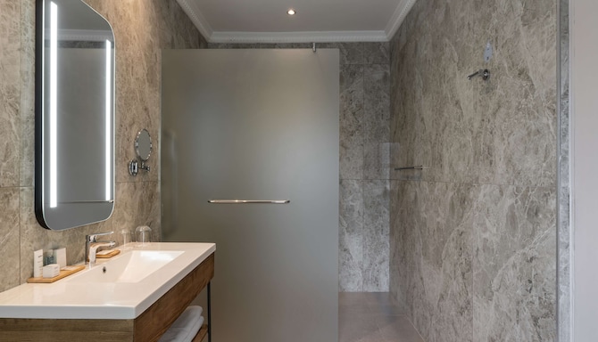 Radisson Hotel and Convention Centre OR Tambo Airport - Premium Room Boutique Building