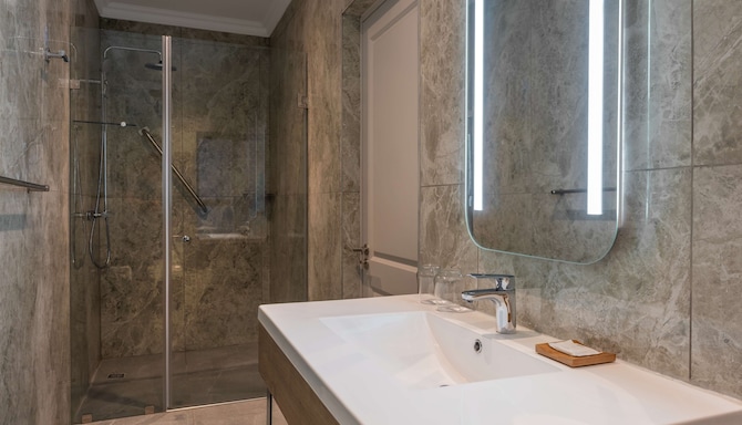 Radisson Hotel and Convention Centre OR Tambo Airport - Standard Room Boutique Building