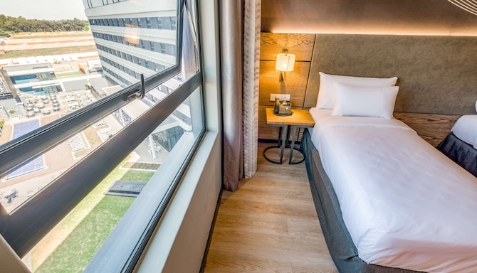 Radisson Hotel and Convention Centre OR Tambo Airport - Standard Twin Room - Pool Facing