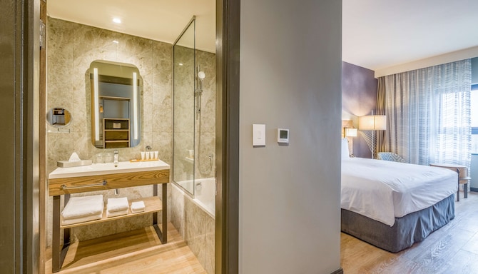Radisson Hotel and Convention Centre OR Tambo Airport - Guest room - bathroom