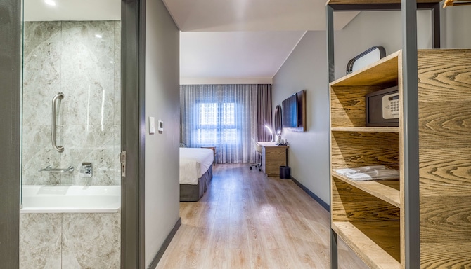 Radisson Hotel and Convention Centre OR Tambo Airport - Guest room - bathroom