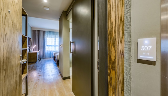 Radisson Hotel and Convention Centre OR Tambo Airport - Standard twin room