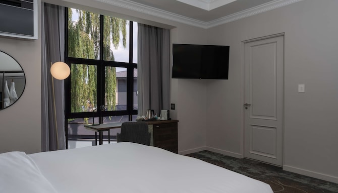 Radisson Hotel and Convention Centre OR Tambo Airport - Premium Room Boutique Building