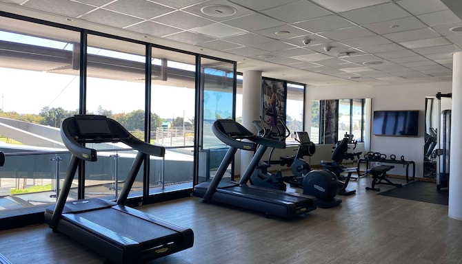 Radisson Hotel & Convention Centre, Johannesburg, O.R. Tambo - Gym with TV screen