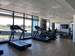 Radisson Hotel & Convention Centre, Johannesburg, O.R. Tambo - Gym with TV screen