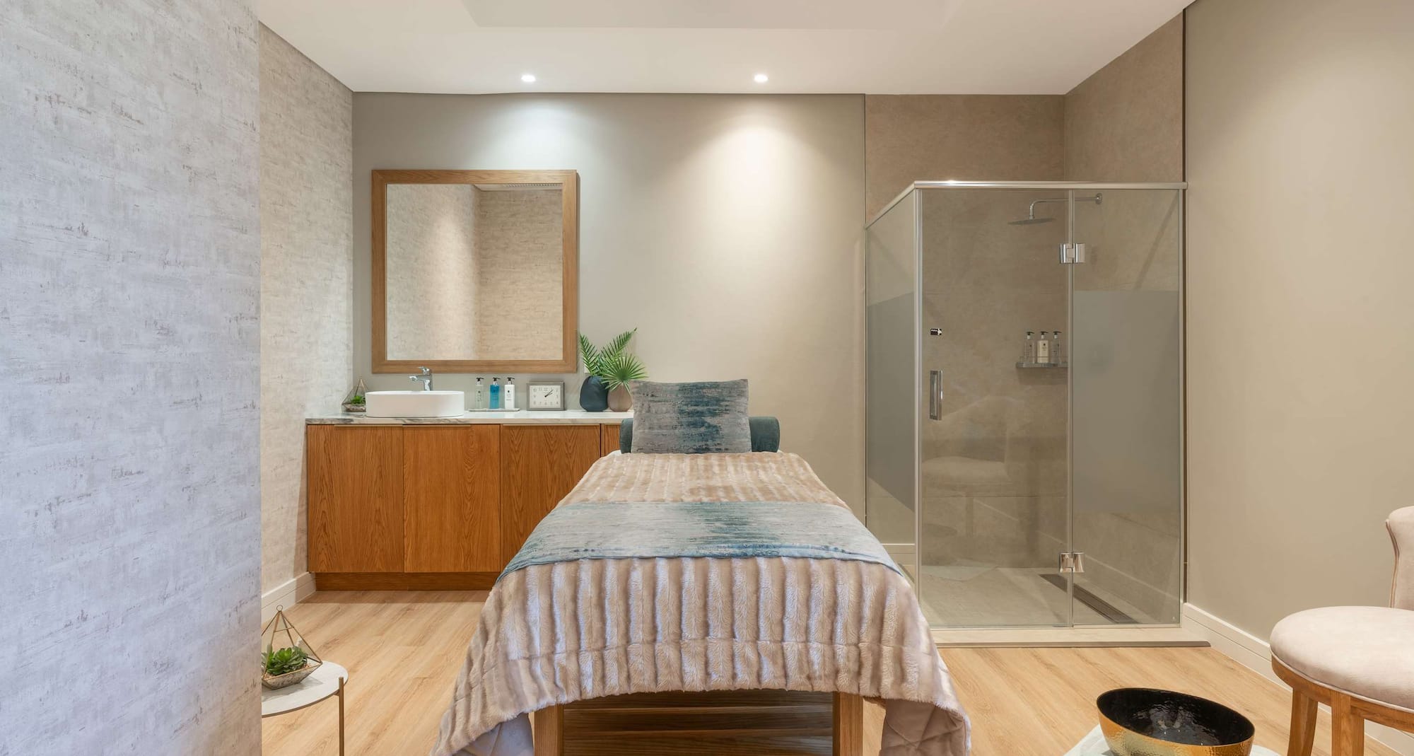 Radisson Hotel & Convention Centre, Johannesburg, O.R. Tambo - Spa Treatment Room - Shower view