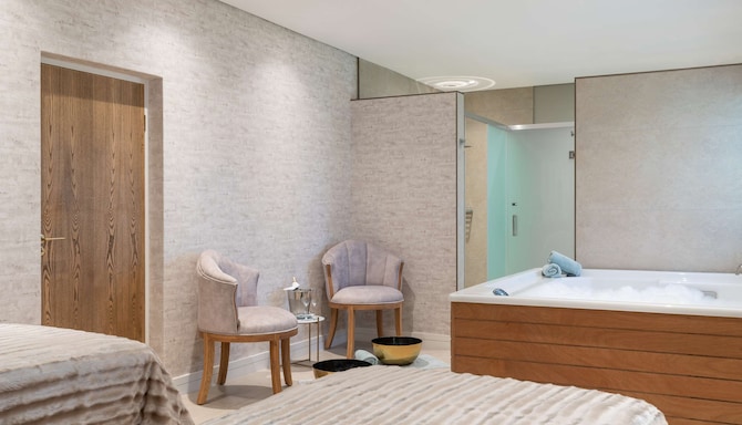 Radisson Hotel & Convention Centre, Johannesburg, O.R. Tambo - VIP Suite Bathtub