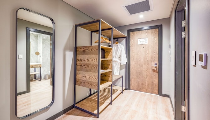 Radisson Hotel and Convention Centre OR Tambo Airport - Guest room - clothes rack