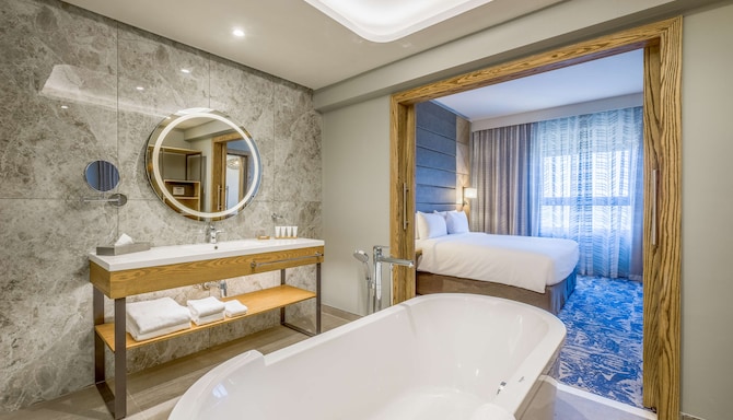Radisson Hotel and Convention Centre OR Tambo Airport - Diplomatic suite - bathroom