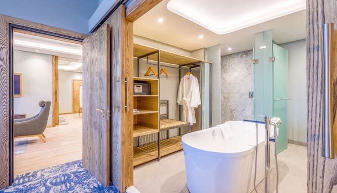 Radisson Hotel and Convention Centre OR Tambo Airport - Diplomatic suite - bathroom