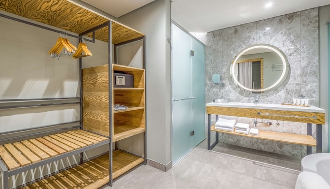 Radisson Hotel and Convention Centre OR Tambo Airport - Deluxe suite - bathroom