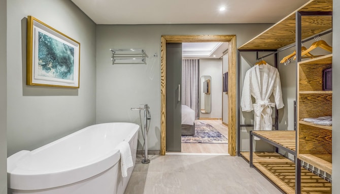Radisson Hotel and Convention Centre OR Tambo Airport - Deluxe suite - bathroom