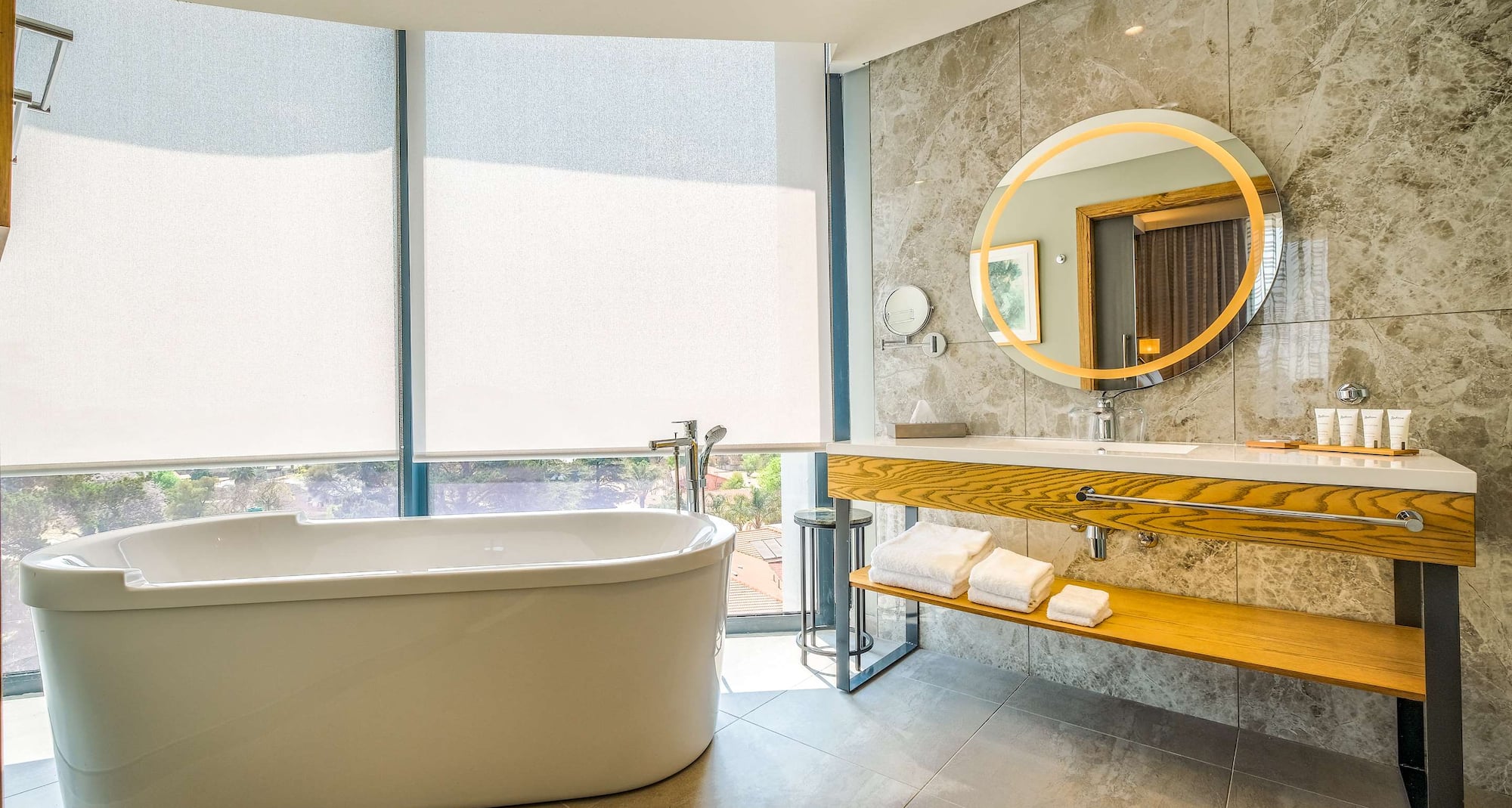 Radisson Hotel & Convention Centre Johannesburg OR Tambo - Junior suite - bathroom