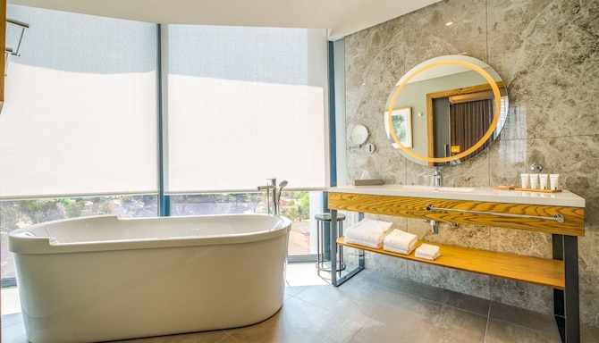 Radisson Hotel and Convention Centre OR Tambo Airport - Junior suite - bathroom