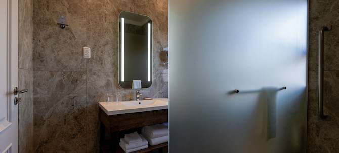 Radisson Hotel and Convention Centre OR Tambo Airport - Junior Suite bathroom