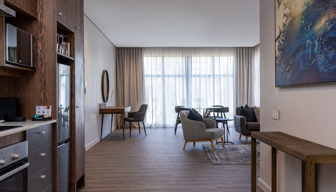 Radisson Hotel and Convention Centre OR Tambo Airport - Boutique Building - Two Bedroom Apartment kitchen