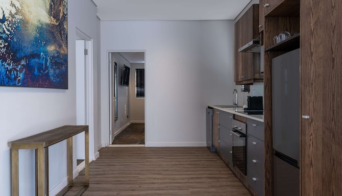 Radisson Hotel and Convention Centre OR Tambo Airport - Boutique Building - Two Bedroom Apartment kitchen