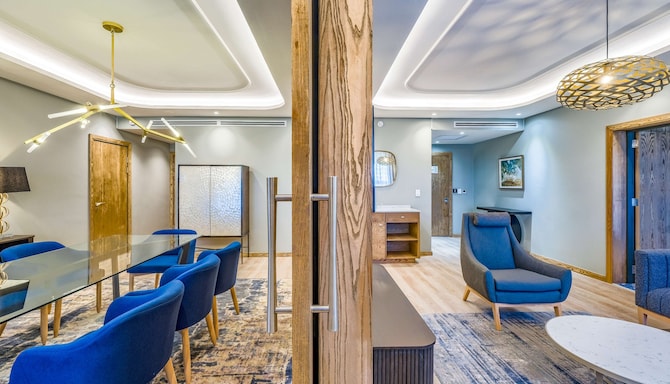 Radisson Hotel and Convention Centre OR Tambo Airport - Diplomatic suite - living & dinning room