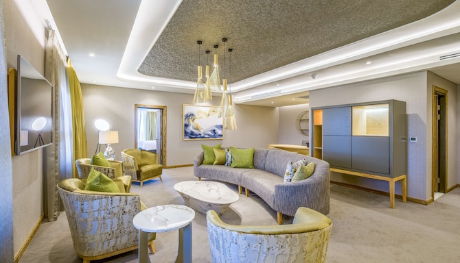 Radisson Hotel and Convention Centre OR Tambo Airport - Presidential suite - living room