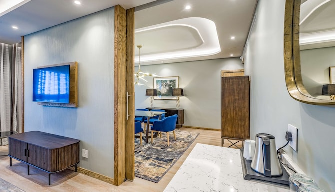 Radisson Hotel and Convention Centre OR Tambo Airport - Diplomatic suite - living area