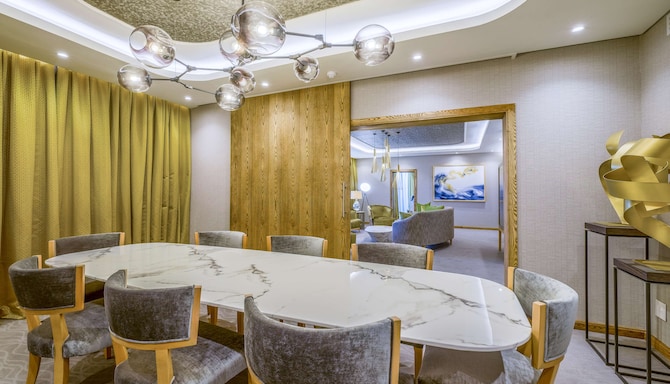 Radisson Hotel and Convention Centre OR Tambo Airport - Presidential suite - dining room