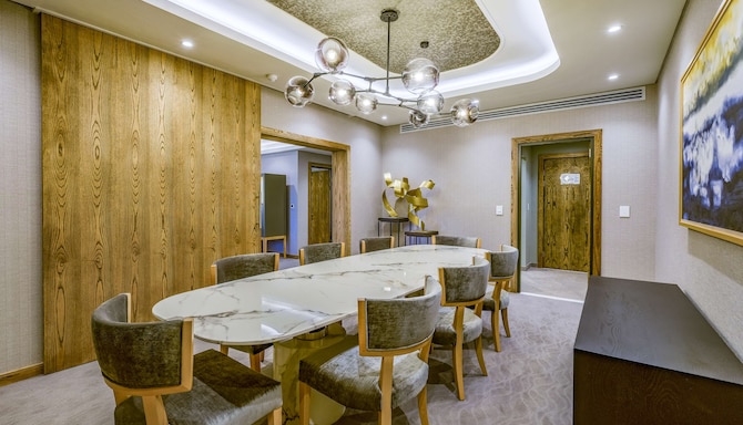 Radisson Hotel and Convention Centre OR Tambo Airport - Presidential suite - dinning area