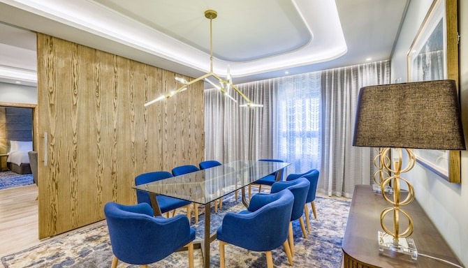 Radisson Hotel and Convention Centre OR Tambo Airport - Diplomatic suite - dinning room