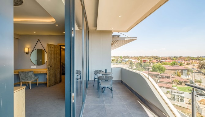 Radisson Hotel and Convention Centre OR Tambo Airport - Presidential suite - balcony