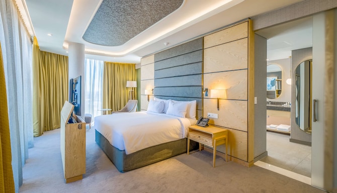 Radisson Hotel and Convention Centre OR Tambo Airport - Presidential suite - TV up