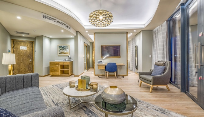 Radisson Hotel and Convention Centre OR Tambo Airport - Deluxe suite - living room