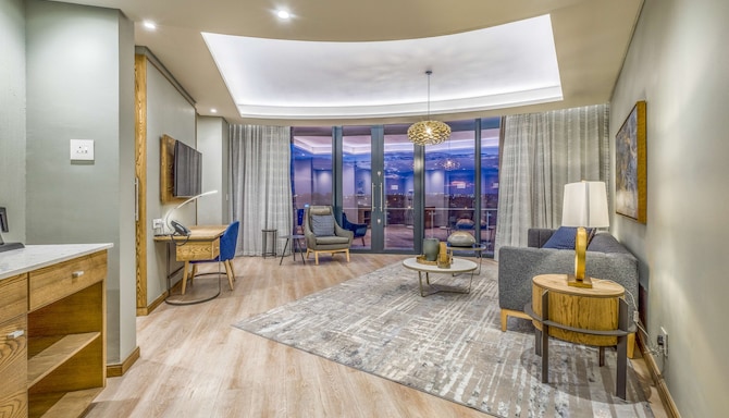 Radisson Hotel and Convention Centre OR Tambo Airport - Deluxe suite - living room