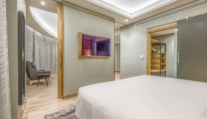 Radisson Hotel and Convention Centre OR Tambo Airport - Deluxe suite - bedroom