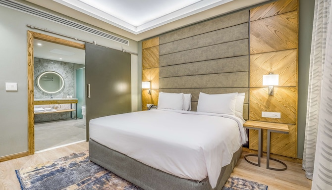 Radisson Hotel and Convention Centre OR Tambo Airport - Deluxe suite - bedroom