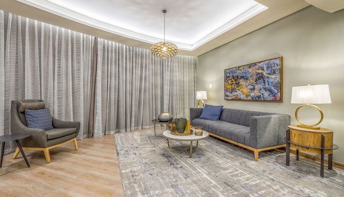 Radisson Hotel and Convention Centre OR Tambo Airport - Deluxe suite - living area