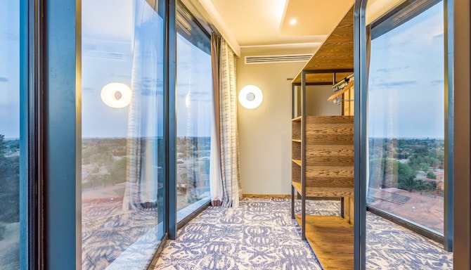 Radisson Hotel and Convention Centre OR Tambo Airport - Junior suite - clothes rack