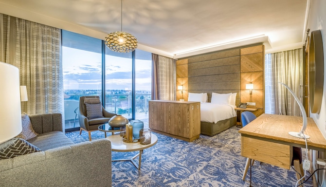 Radisson Hotel and Convention Centre OR Tambo Airport - Junior suite - TV down