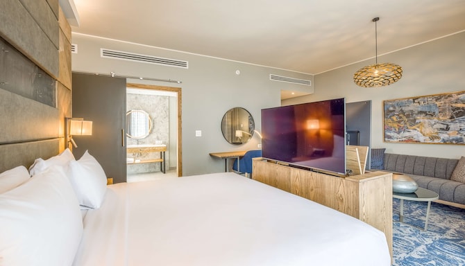 Radisson Hotel and Convention Centre OR Tambo Airport - Junior suite - TV up