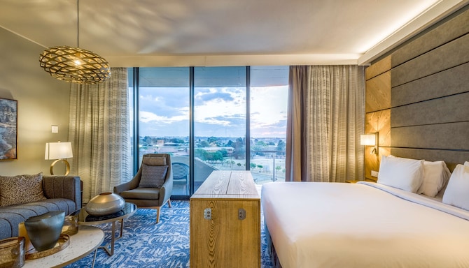 Radisson Hotel and Convention Centre OR Tambo Airport - Junior suite - TV down